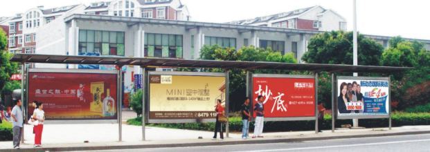 2015年武汉公交车站牌候车亭广告招商 整合信息与视觉详析